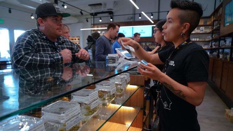 Inicia venta de mariguana recreativa en California Inicia venta de mariguana recreativa en California