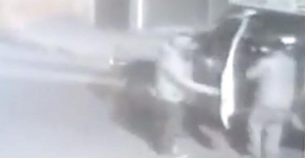 #VIDEO Roban camioneta, la empujan para no despertar a vecinos