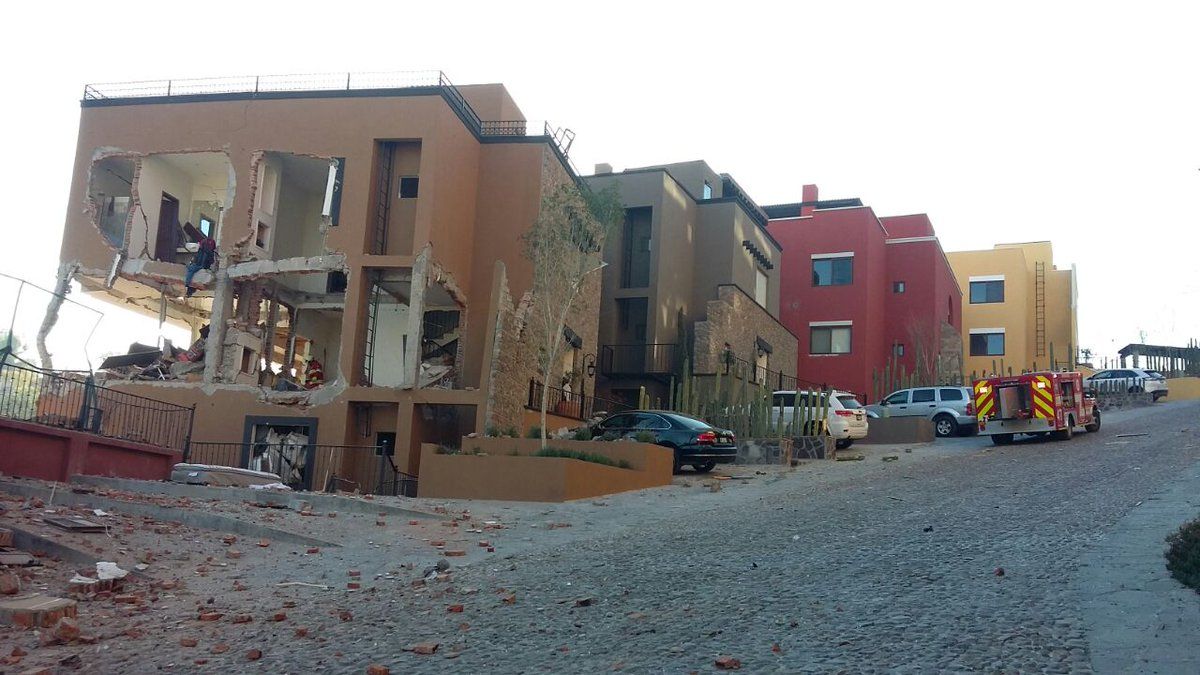 Explosión deja a personas atrapadas entre escombros en Guanajuato