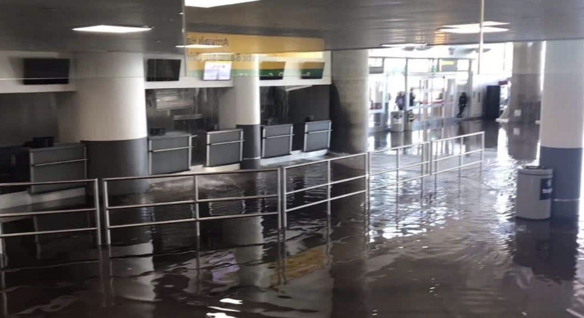 Fuga de agua en aeropuerto de NY obliga a evacuación
