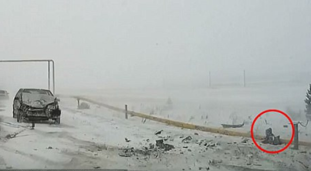 #Video Niña sale disparada tras choque en Rusia