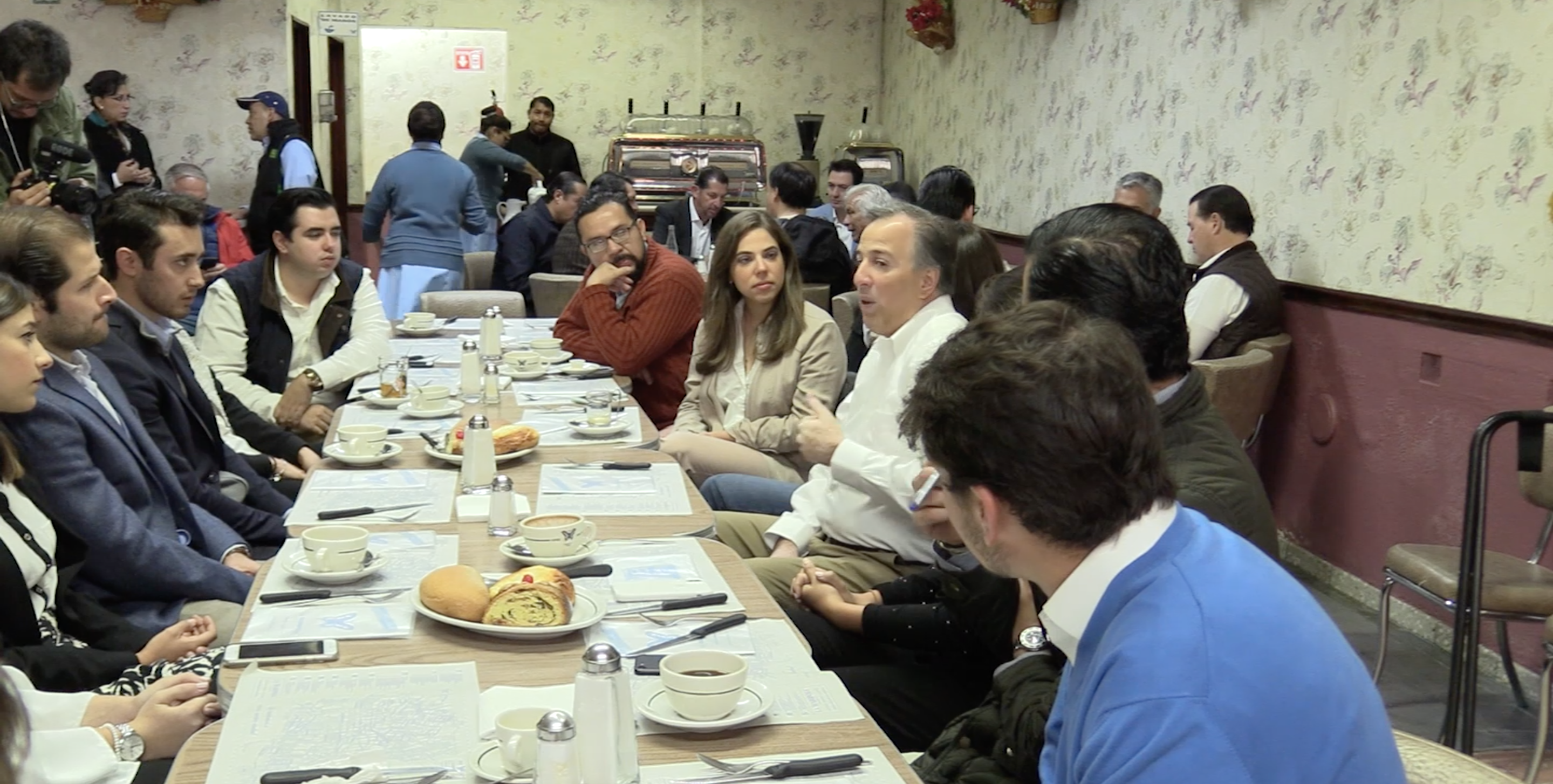 Meade se reúne con jóvenes y artistas en Querétaro