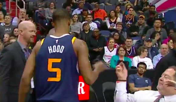 #Video Jugador de la NBA golpea celular de aficionado tras ser expulsado