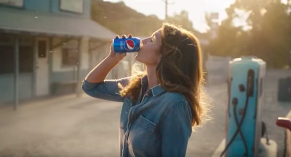 Cindy Crawford recrea comercial del Superbowl de 1992