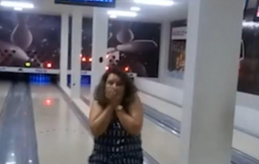 #Video Mujer golpea monitor al intentar jugar boliche por primera vez