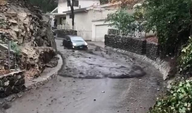 #Video Deslave arrastra auto en el que viajaba pareja en California #Video Deslave arrastra auto en el que viajaba pareja en California