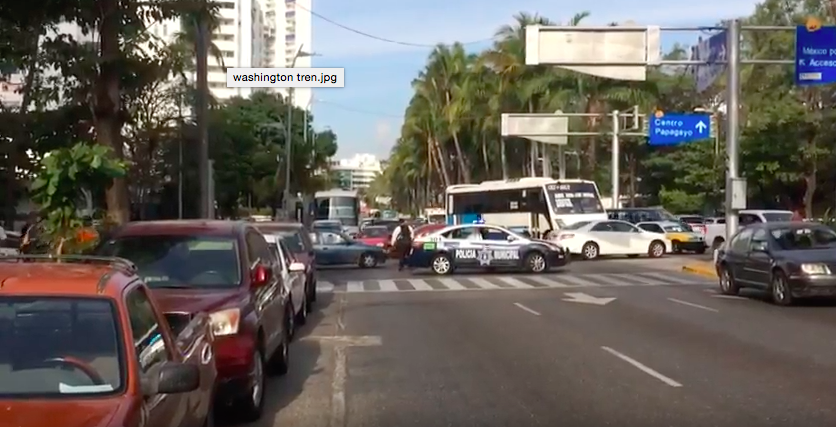 Bloquean maestros jubilados y pensionados la Costera de Acapulco Bloquean maestros jubilados y pensionados la Costera de Acapulco