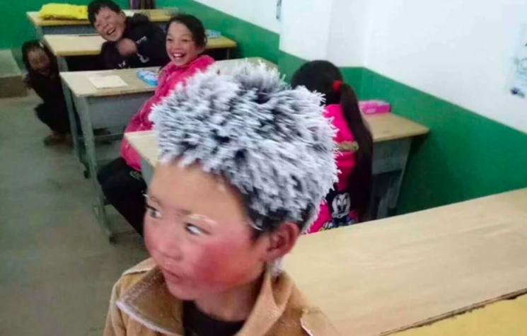 Niño en China recibe donaciones tras volverse viral