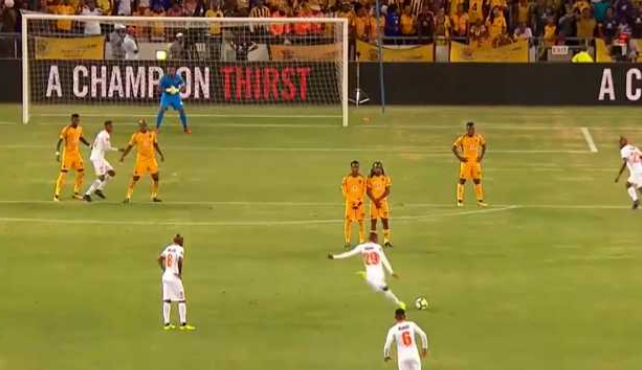 #Video Jugador imita tiro libre de Roberto Carlos