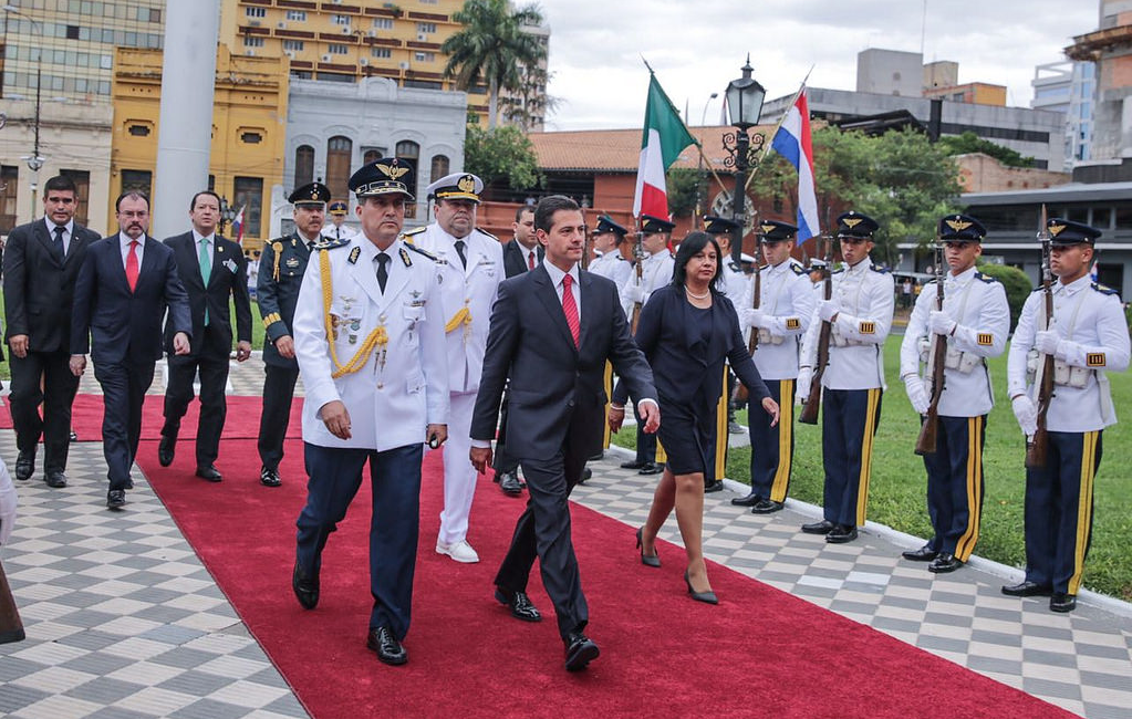 Confunden bandera de México en Paraguay durante visita de Peña Nieto