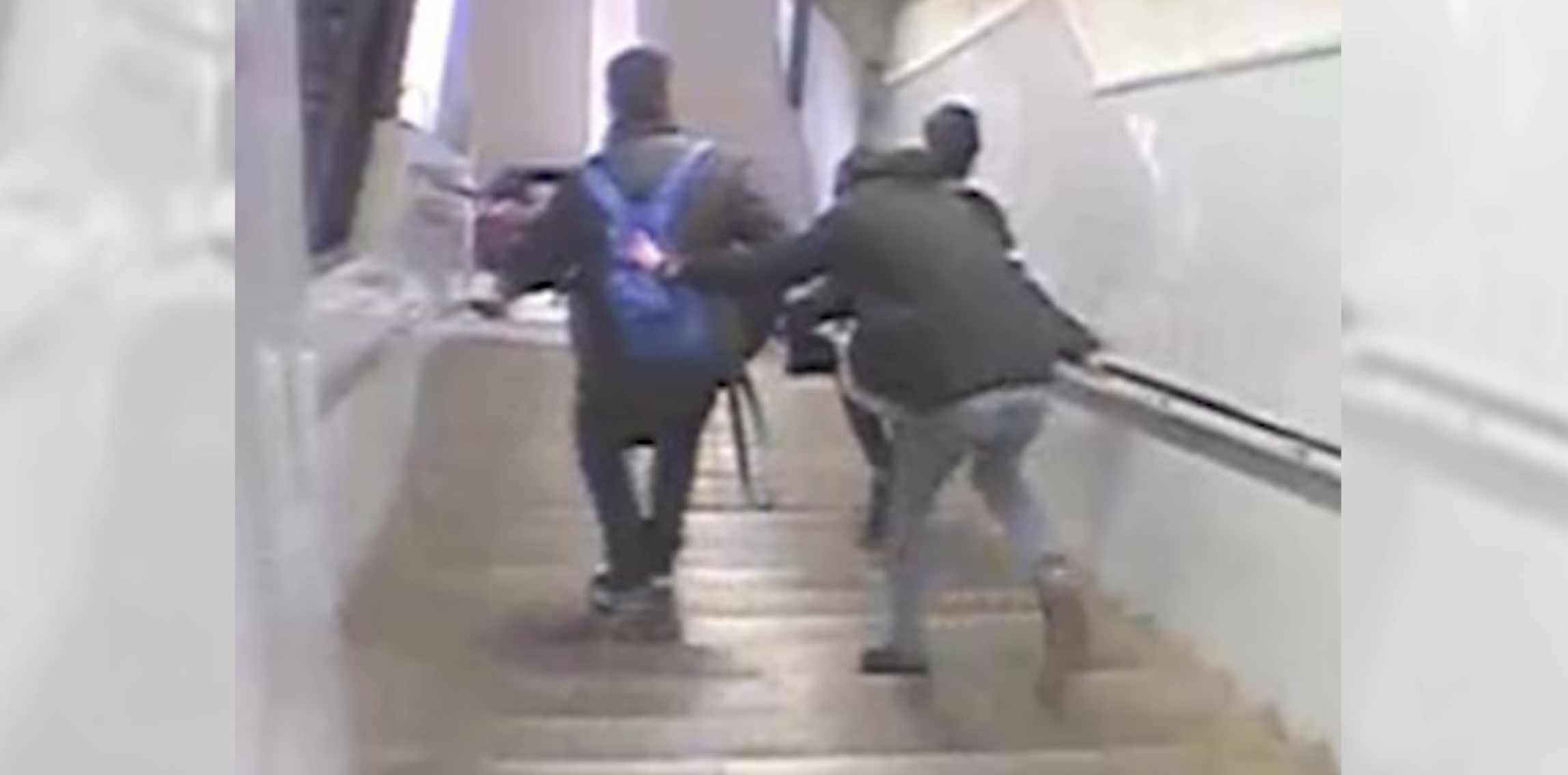 #Video Golpean a joven hasta dejarlo inconsciente en Metro de Barcelona