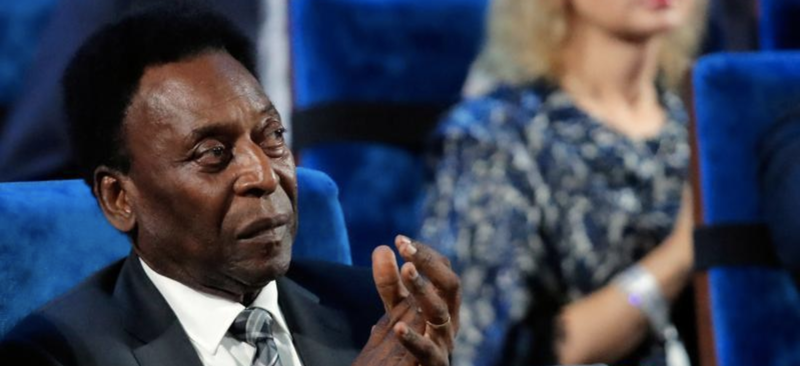 Internan a Pelé de urgencia