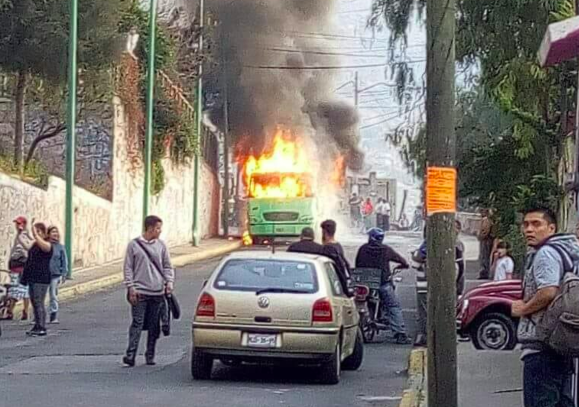Asaltantes incendian camión con chofer adentro en la GAM