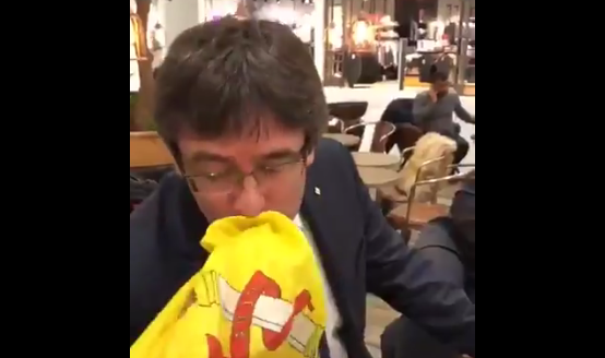 #Video Puigdemont besa bandera de España