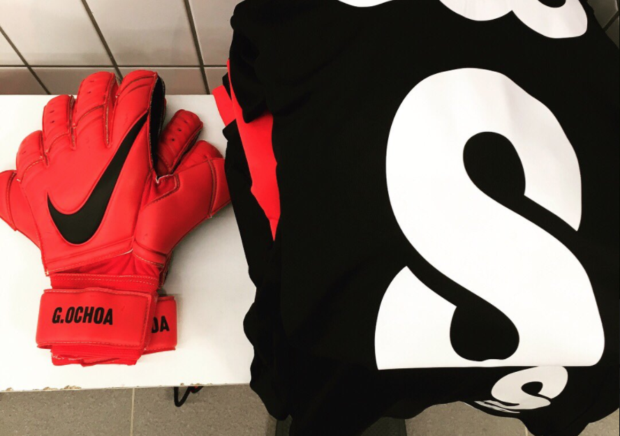 Guillermo Ochoa inicia partido en la banca