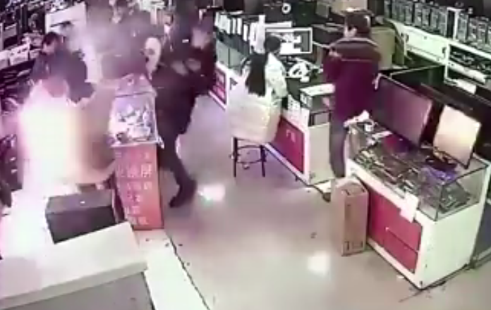 #Video Le explota batería de celular en la cara