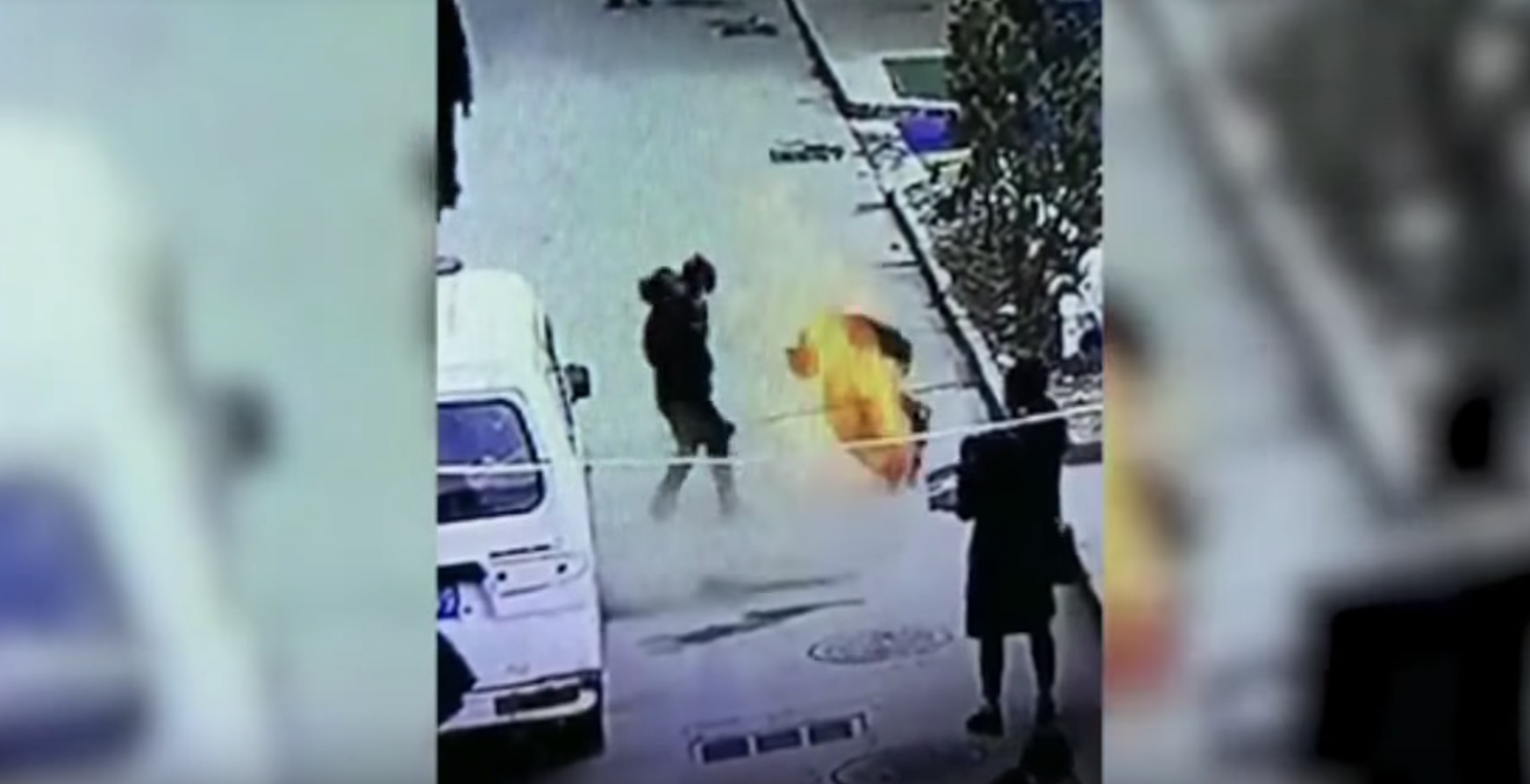 #VIDEO Niño arroja cohete a la alcantarilla y sale volando por la explosión