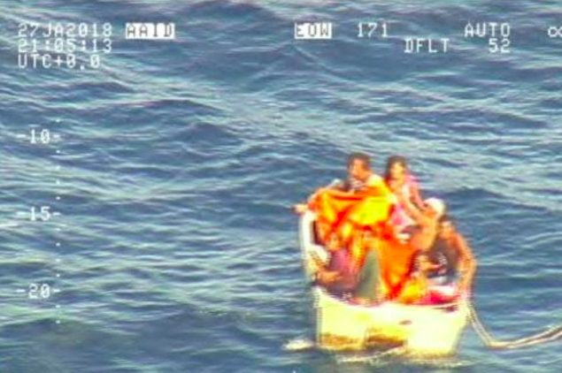 Rescatan a siete de naufragio de ferri en el Océano Pacífico