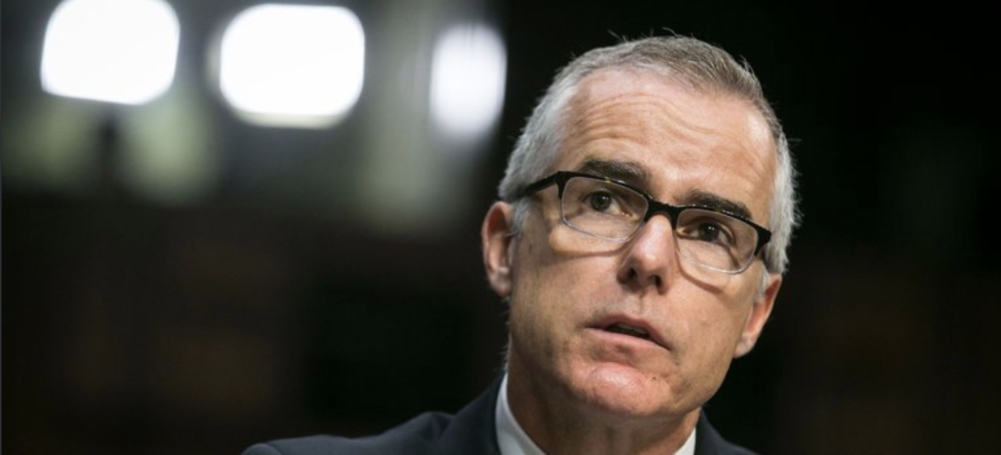 Renuncia subdirector del FBI