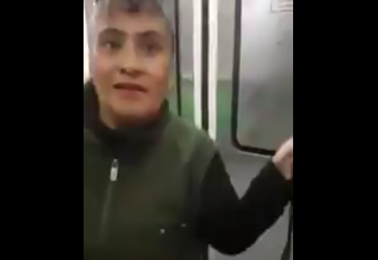 #VIDEO Mujer intenta robar a hombre alcoholizado en el Metro