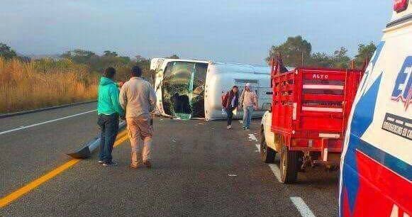 Volcadura de autobús en Chiapas deja un muerto y 26 heridos