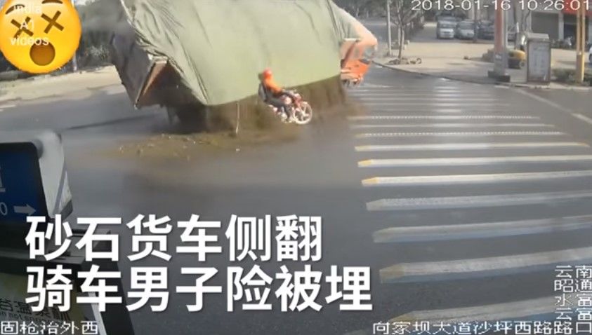 Motociclista se salva de ser aplastado por camión