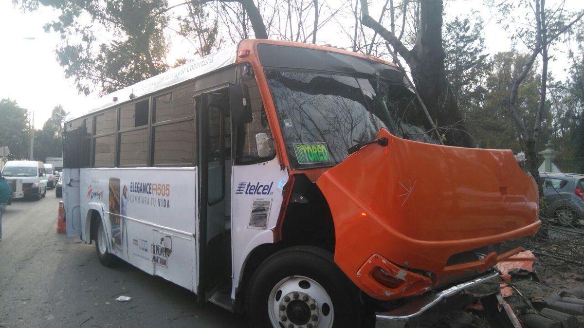 Accidente de camión de transporte público deja 11 heridos en Naucalpan