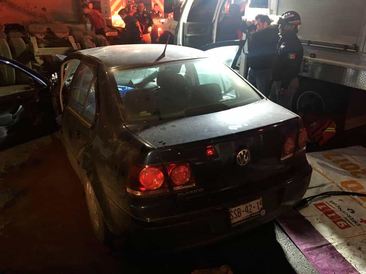 Conductor muere al estrellarse contra tráiler en Monterrey