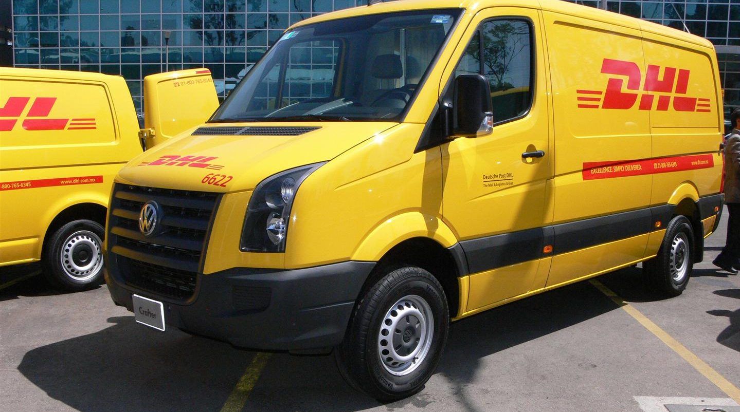 Detienen a dos que robaron con violencia camioneta de DHL