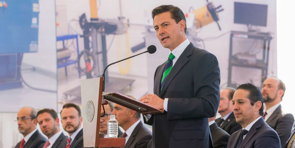 Irritación en los ojos afectó a EPN y funcionarios en evento en Querétaro