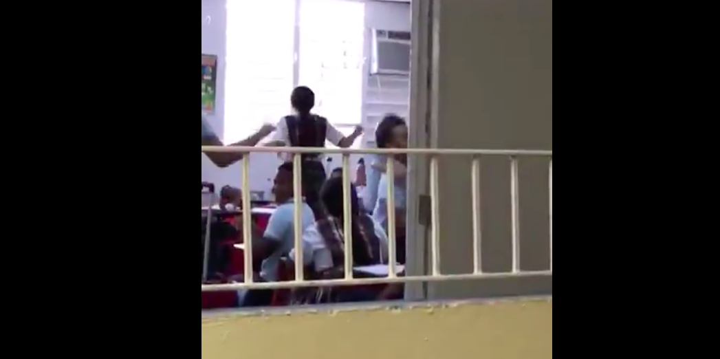 #VIDEO Alumnos de Puerto Rico celebran volver a tener luz en su escuela