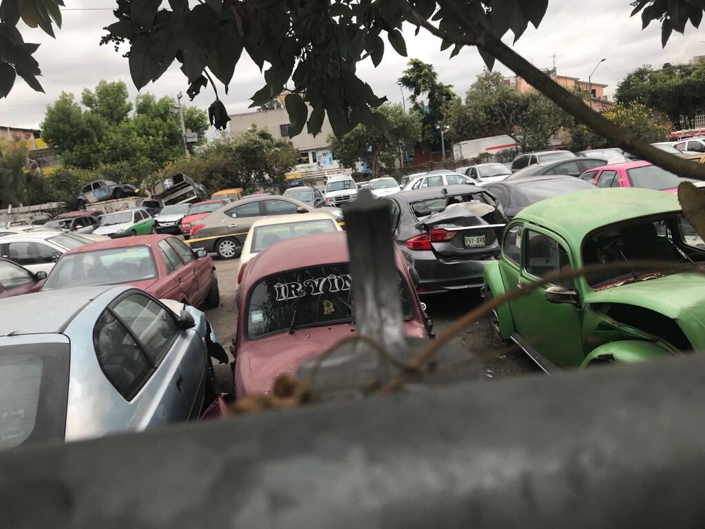 Hallan cadáver dentro de automóvil en corralón de Iztacalco