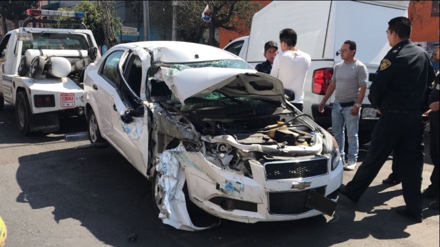 Hombre golpea a policía para intentar huir tras choque