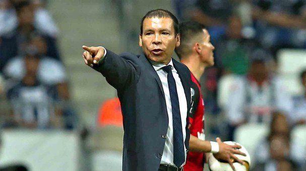 Atlas destituye al ‘Profe’ Cruz