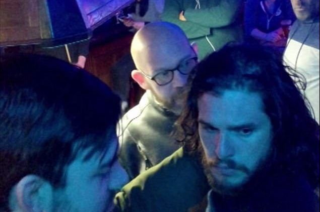 #VIDEO Sacan a Kit Harington de bar en Nueva York