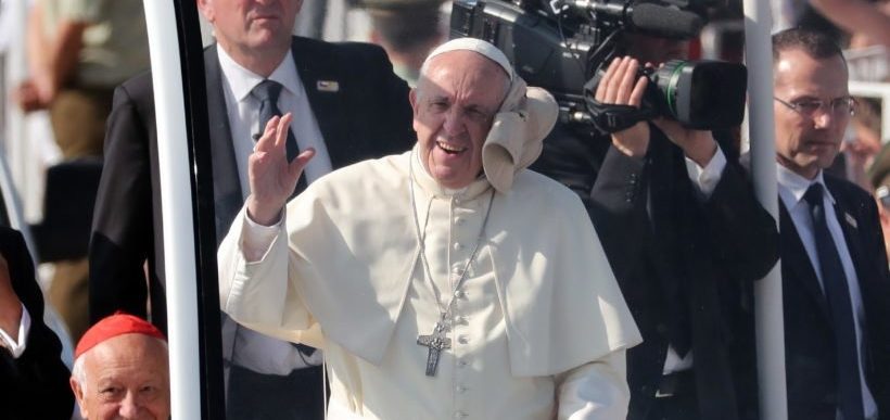 #Video Lanzan objeto al Papa Francisco mientras saluda a fieles