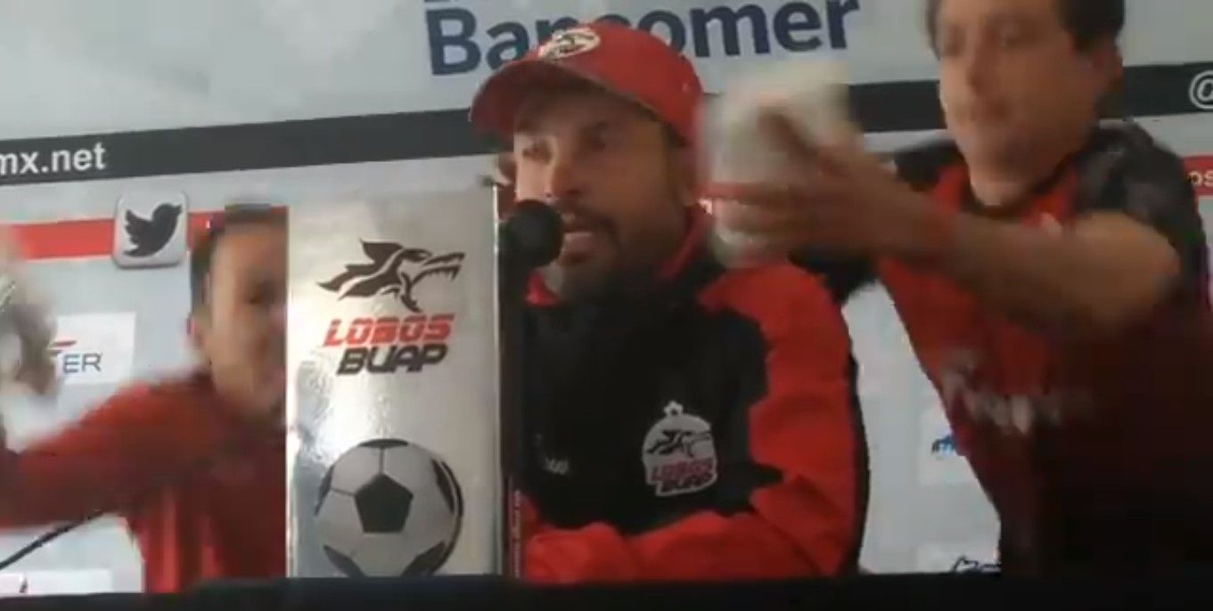 Festejan a Rafael Puente del Río con ‘pastelazo’