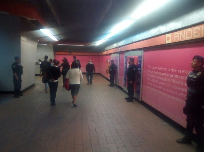 Detienen a ocho por robar celulares en el Metro