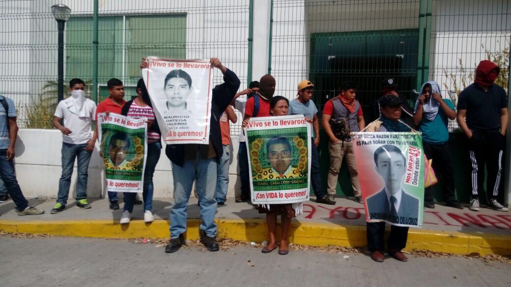 Normalistas lanzan petardos y piedras contra Palacio de Justicia de Iguala