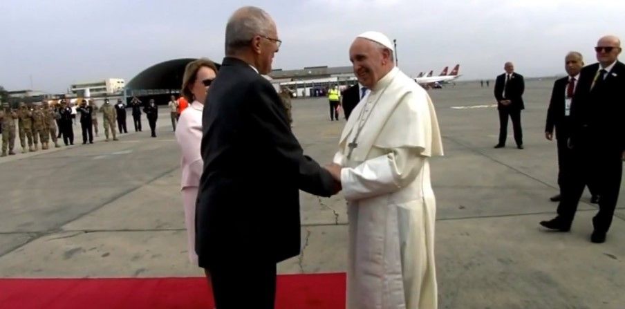Papa Francisco llega a Perú para visita oficial