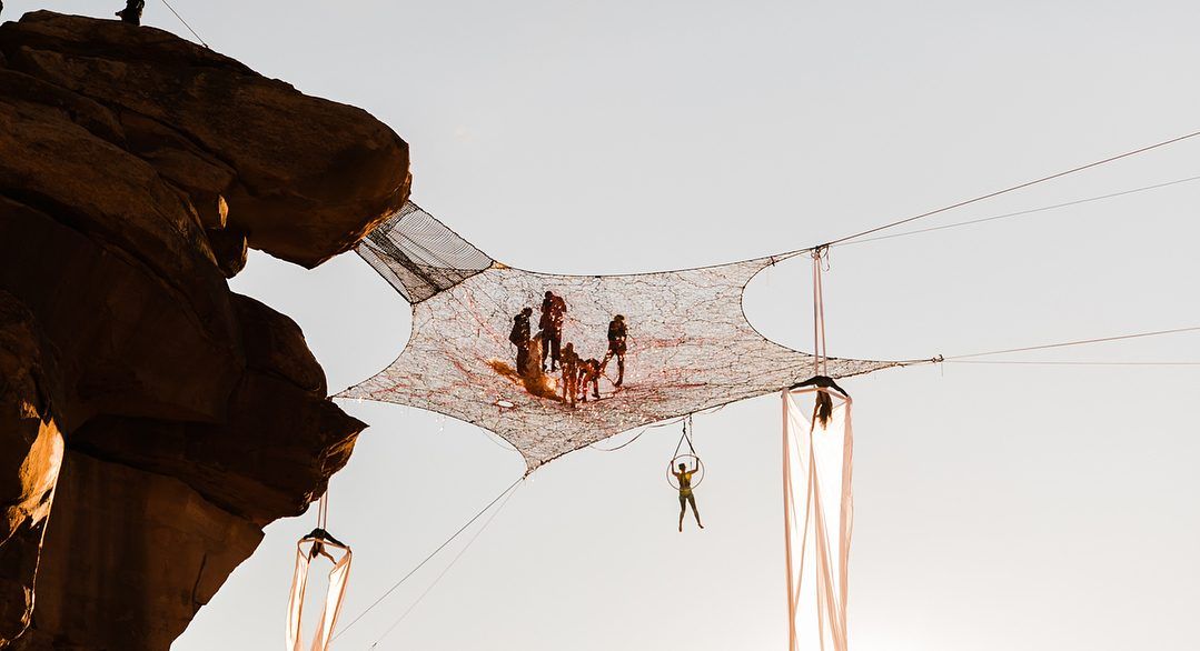 Pareja celebra matrimonio a 120 metros de altura en desierto de Moab, Utah