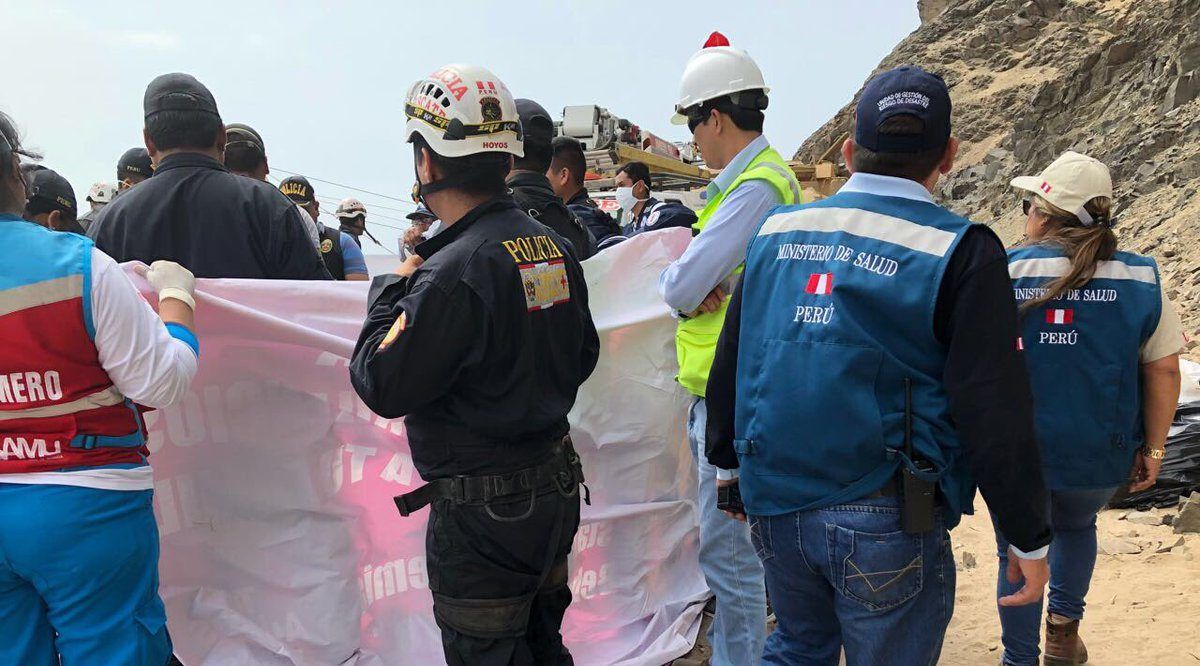 Rescatistas sacan 51 cuerpos de autobús accidentado en Perú