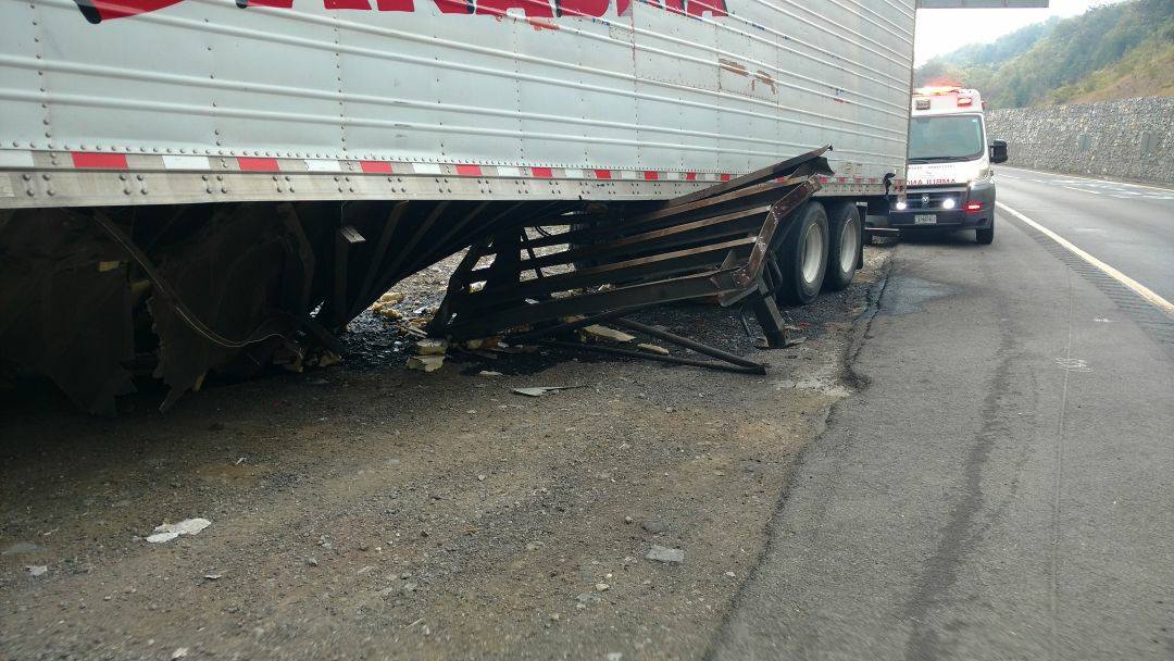 Rapiña en camión accidentado sobre carretera Puebla-Orizaba