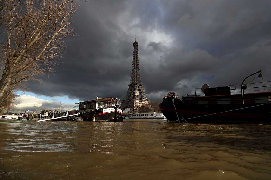 Río Sena alcanza su pico de crecida en París