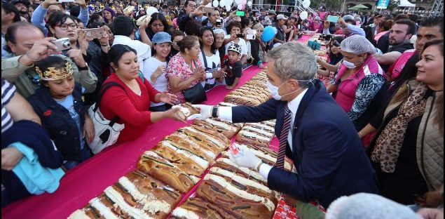 Mancera invita a la población a partir Rosca de Reyes en el Zócalo