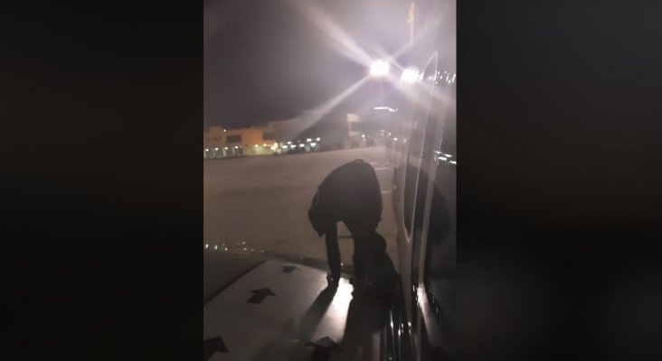 #VIDEO Pasajero abre la puerta de emergencia e intenta bajar a la pista