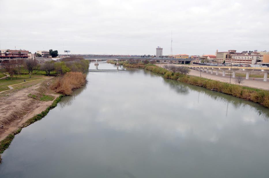 Hallan cuerpo de mujer en el Río Bravo
