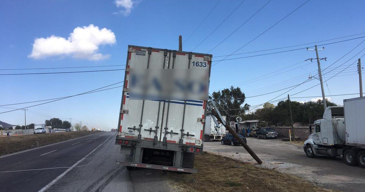 Caída de cables en carretera Querétaro-San Luis Potosí provoca caos vehicular