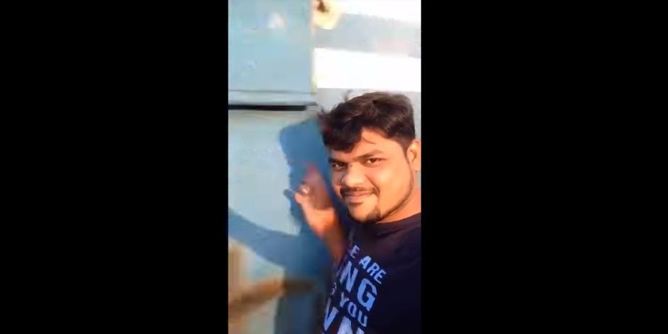 #VIDEO Se tomaba una selfie cuando fue golpeado por tren en la India