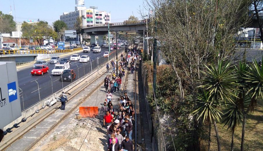 Pasajeros del Tren Ligero bajan a las vías por detención de servicio